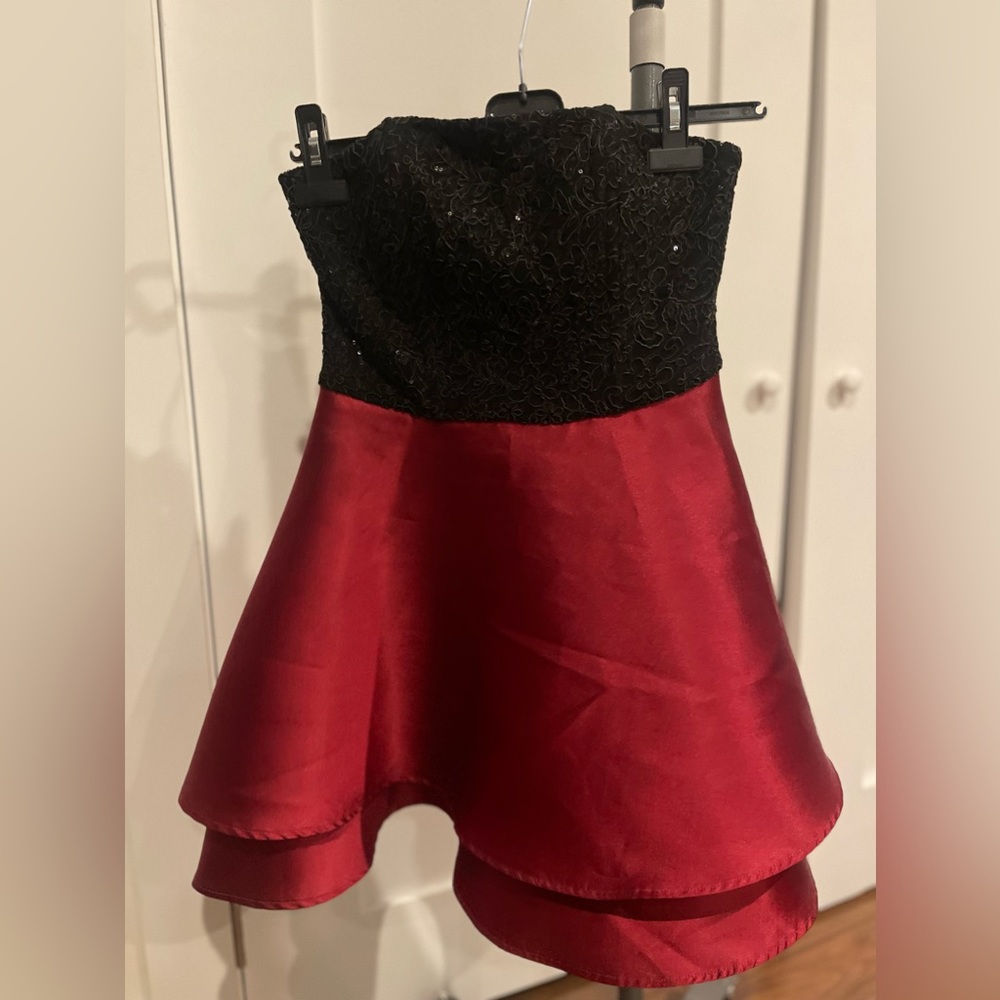 This dress is pretty, my daughter used for her friends quinceañera, she loved it